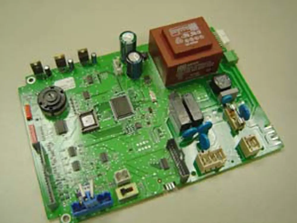 Grüne Platine mit verschiedenen elektronischen Komponenten, Relais, Kondensatoren und Anschlüssen. Zugehörig zu einem Remeha-Gerät zur Steuerung von Heizsystemen.